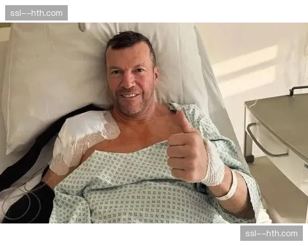 特写瞬间:雷恩老将卡利穆恩多-穆因加打入俱乐部生涯百球后,眼含热泪指向看台家人 特写瞬间:雷恩老将卡利穆恩多-穆因加打入俱乐部生涯百球后,眼含热泪指向看台家人