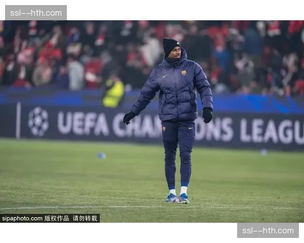 曼联训练课重点演练角球防守,滕哈赫要求人盯人结合区域防守 曼联训练课重点演练角球防守,滕哈赫要求人盯人结合区域防守