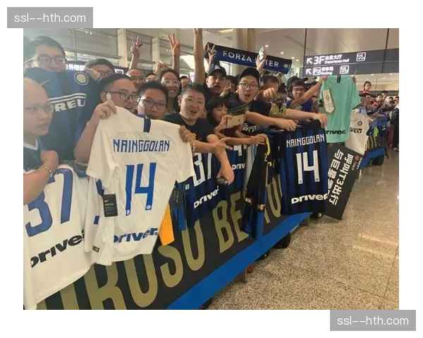 辽宁队返回沈阳备战G4，机场有数百名球迷接机